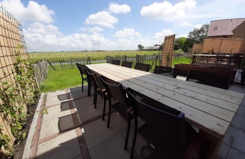 Leons House | Stylish Frisian Villa with Garden