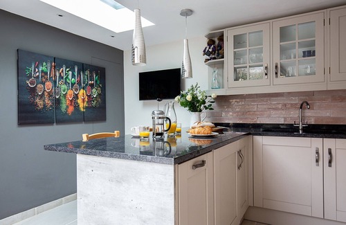Milton-under-Wychwood Cottage | Stylish holiday cottage - Fuchsia Cottage
