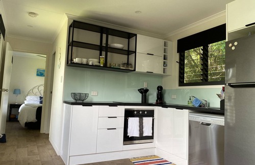 Holloways Beach Cabin | Stylish guesthouse short bush walk to beautiful swim beach.