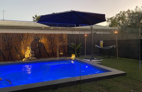 Holloways Beach Cabin | Stylish guesthouse short bush walk to beautiful swim beach.