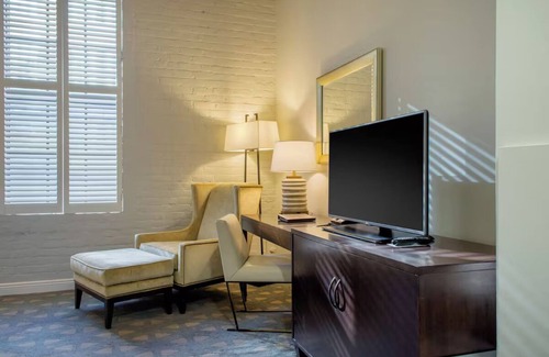 Central Business District Hotel | Stylish Historic Premier King, Near Museums & Arts District