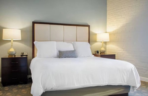 Central Business District Hotel | Stylish Historic Premier King, Near Museums & Arts District
