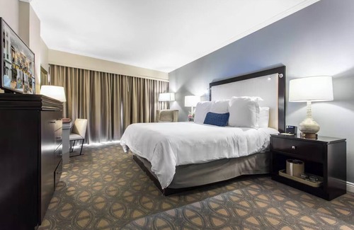 Central Business District Hotel | Stylish Historic Premier King, Near Museums & Arts District