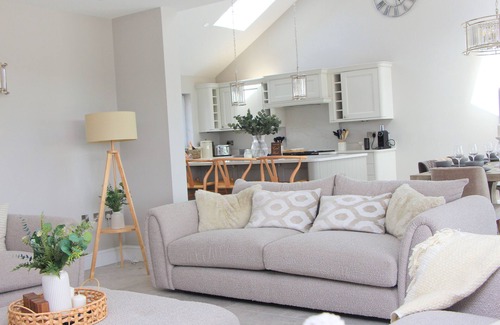 St Merryn House | Stylish holiday home with hot tub