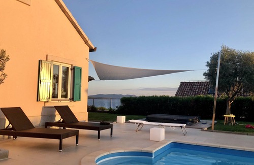 Ugljan Villa | Stylish holiday home in a dream location pool, parking, WiFi