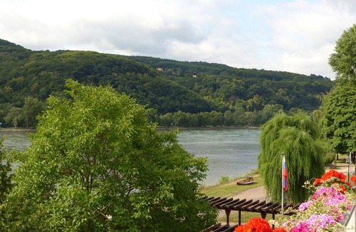 Spay House | Stylish holiday home right on the Rhine with a dream view