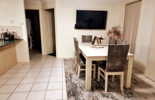 Worrigee House | Stylish Home 3mins walk to Worrigee Medical Centre