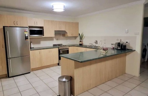Worrigee House | Stylish Home 3mins walk to Worrigee Medical Centre