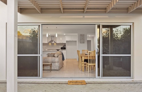 Wannanup House | Stylish Home in Wannanup – Close to Estuary & Beach - MIDDAY CHECK OUT