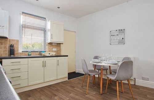 Hillsborough House | Stylish Home Sleeps 5 FreeParking Garden