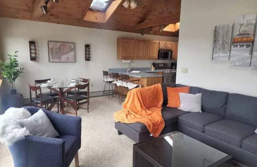Mount Holly House | Stylish home w/WD, stunning views, mins to Okemo