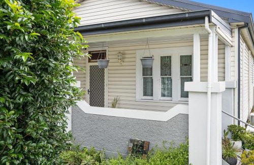 Figtree House | Stylish House 8mins walk to Figtree Grove