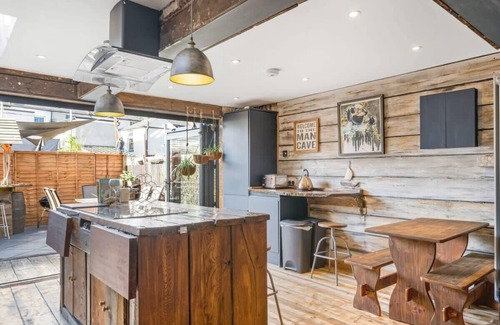Exeter House | Stylish House w/Free Parking, Nr Exeter Centre