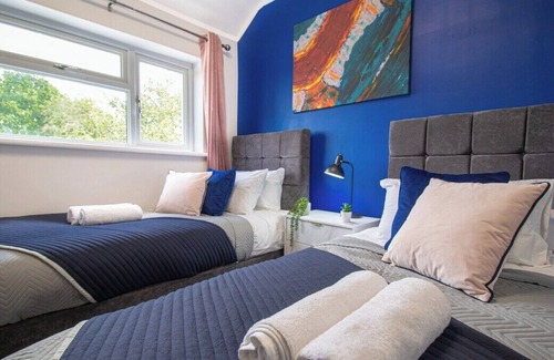 Patchway House | Stylish House w/Game Room in Bristol w/Parking