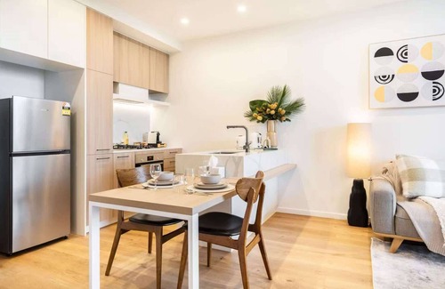 Heidelberg Heights Apartment | Stylish Ivanhoe Apt: Free Parking & Balcony