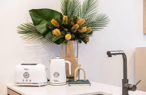Heidelberg Heights Apartment | Stylish Ivanhoe Apt: Free Parking & Balcony