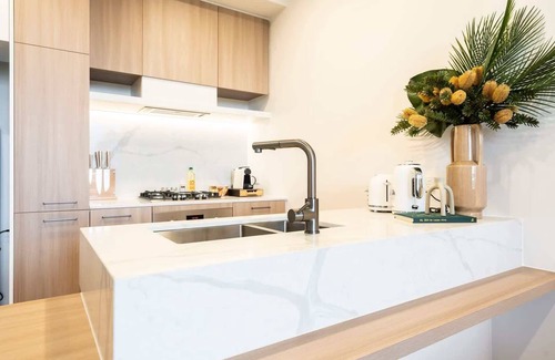 Heidelberg Heights Apartment | Stylish Ivanhoe Apt: Free Parking & Balcony