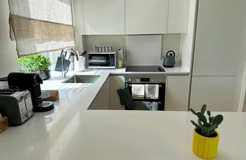 Uxbridge North Apartment | Stylish Japandi-Inspired 2-Bedroom Home with Terrace, Parking & EV Charger.