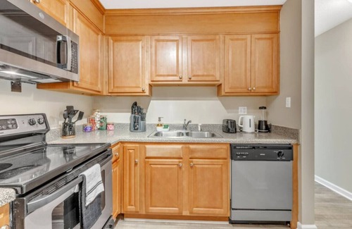 Crabtree Apartment | Stylish King 2BR Suite—in Crabtree Valley Raleigh!