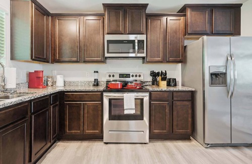 Southwest Raleigh House | Stylish King 3-Bed Townhome Minutes to Cary & NC State!