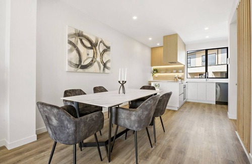 Takapuna House | Stylish Lake Retreat with Massage Chair & Garden