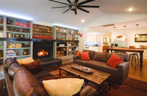 Mariposa House | Stylish lodge w/spa bathrooms, river, views, hot tub, between 2 Yosemite Gates