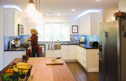 Mariposa House | Stylish lodge w/spa bathrooms, river, views, hot tub, between 2 Yosemite Gates