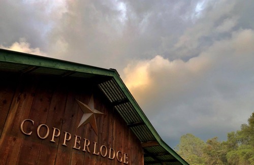 Mariposa House | Stylish lodge w/spa bathrooms, river, views, hot tub, between 2 Yosemite Gates