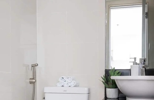 Santolan Apartment | Stylish loft, 65 in UHDTV w Fast WiFi + Pool & Gym