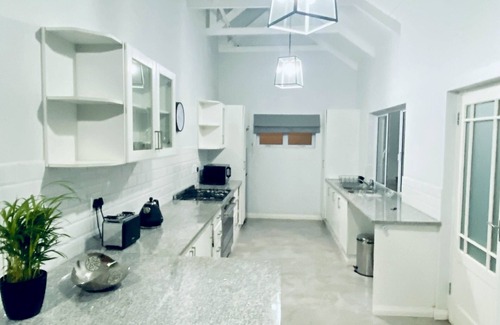 Durban North Apartment | Stylish Loft-style Apartment - Close to all the Action