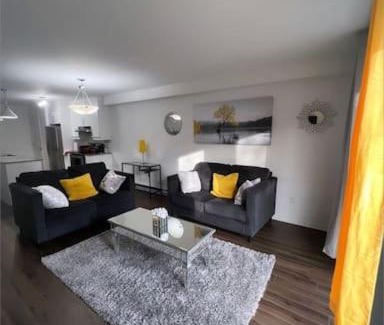 Aylmer Apartment | Stylish Luxe Space w Free Parkx