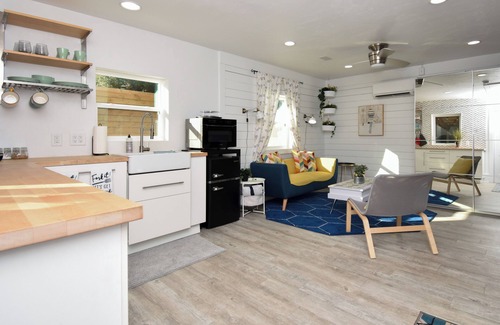 Gainesville Apartment | Stylish Mid-Century Modern Private Studio Blocks from UF and Stadium!