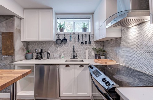 Parkdale House | Stylish Modern 2 Bdrm Apartment Near Lake Ontario