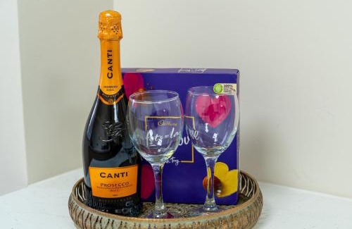 Eastbourne Apartment | Stylish, Modern 2 Bedroom Apartment with Garden Close to Town, Hospital, Long booking Welcome
