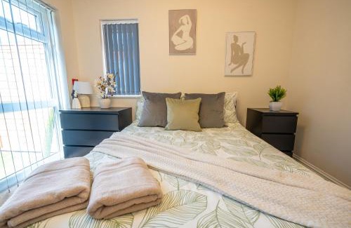 Eastbourne Apartment | Stylish, Modern 2 Bedroom Apartment with Garden Close to Town, Hospital, Long booking Welcome