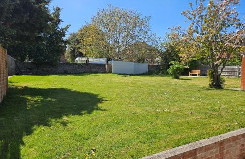 Eastbourne Apartment | Stylish, Modern 2 Bedroom Apartment with Garden Close to Town, Hospital, Long booking Welcome