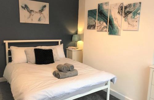 Whitefield Apartment | Stylish modern 3-bed house nr Manchester city ctr