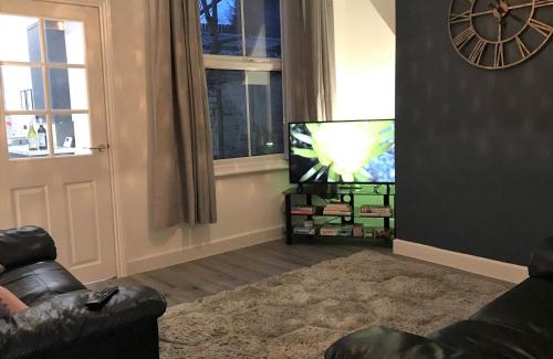 Whitefield Apartment | Stylish modern 3-bed house nr Manchester city ctr