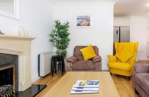 Galway City Centre Apartment | STYLISH & MODERN 6-Bed City Townhouse w/Parking