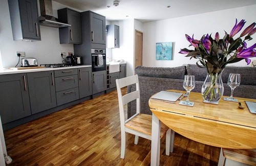 Kinross Cottage | Stylish, modern cottage sleeps 4 with private hot tub. 45 mins from Edinburgh.