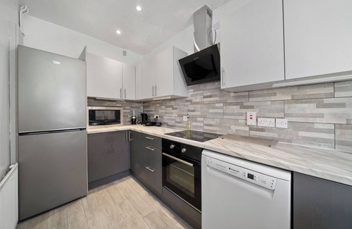 Bensham Manor House | Stylish Modern 3 Bedroom Home in London with a Garden