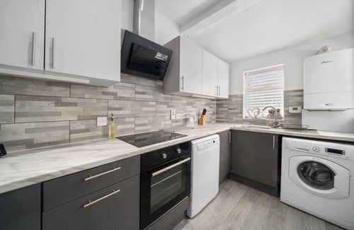 Bensham Manor House | Stylish Modern 3 Bedroom Home in London with a Garden