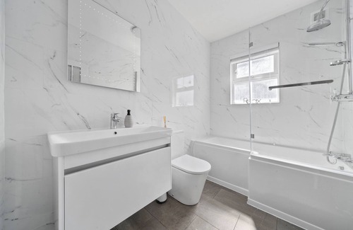 Bensham Manor House | Stylish Modern 3 Bedroom Home in London with a Garden