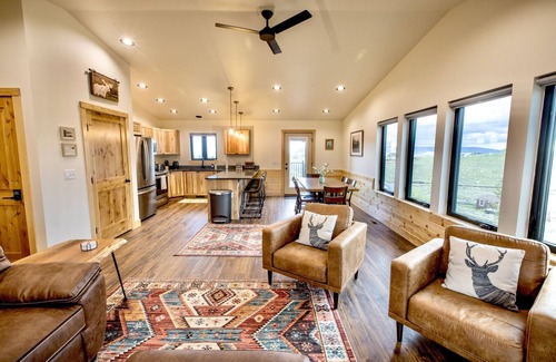 Centennial House | Stylish & Modern Retreat by Snowy Range Ski Resort