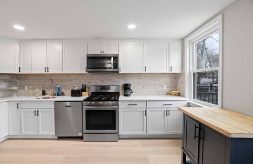 Primos Secane House | Stylish Modern Getaway Near Downtown City Center!