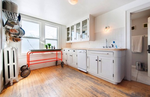 Northeast Minneapolis Arts District House | Stylish NE Arts Loft! Sauna Deck Walk to Cafes