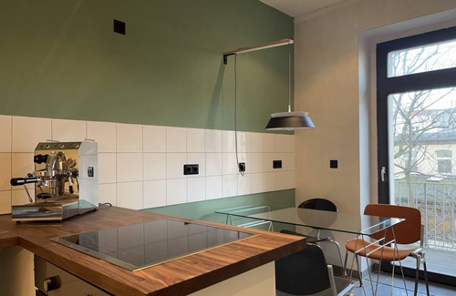 Reudnitz-Thonberg Apartment | Stylish old building with balcony (10 min to center)