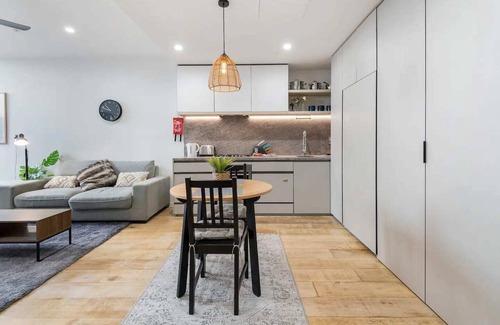 Essendon Apartment | Stylish One BD Hideaway in Essendon