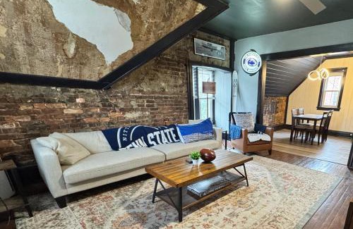 Bellefonte Apartment | Stylish, Penn State-Themed Historic Getaway 2 Blocks from Waterfront