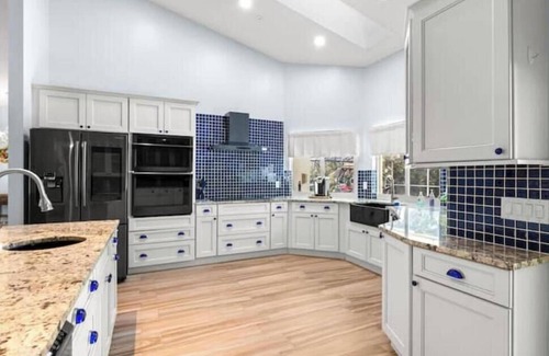 Greenview Shores House | Stylish Poolside Haven in Wellington near WEF
